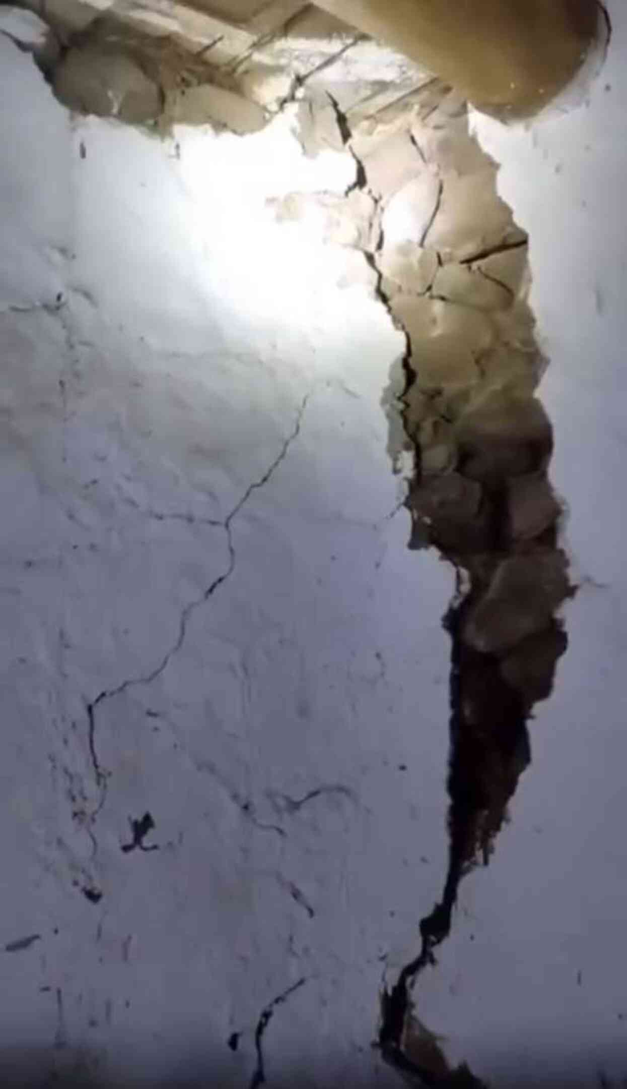 Hakkari'de deprem sonrası 28 evde çatlaklar tespit edildi Hakkari'de deprem sonrası 28 evde çatlaklar tespit edildi