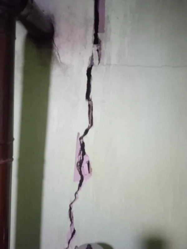Hakkari'de deprem sonrası 28 evde çatlaklar tespit edildi