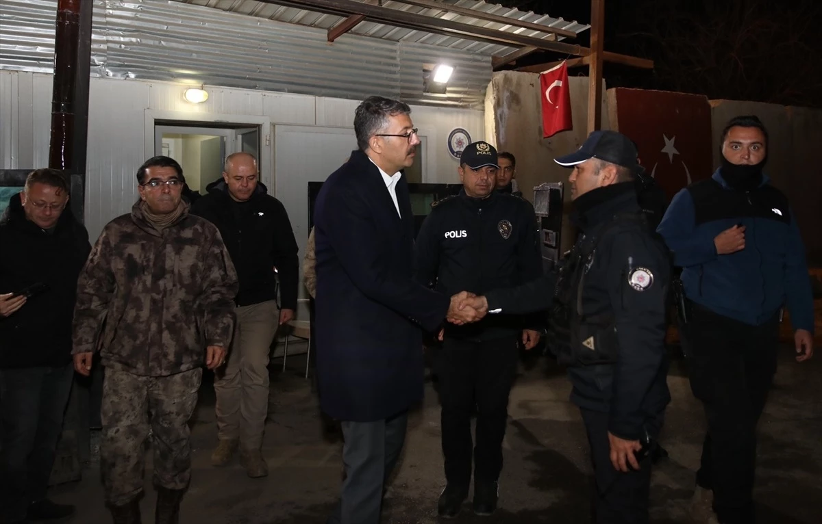 Hakkari Valisi Ali Çelik, yeni yılda görev başındaki polis ve jandarmayı ziyaret etti