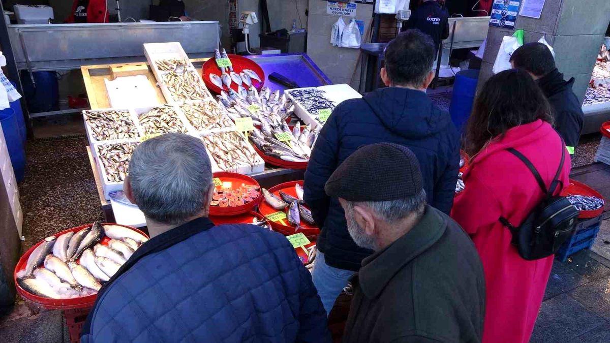 Yeni Yılda Hamsi Fiyatları Düşüşe Geçti