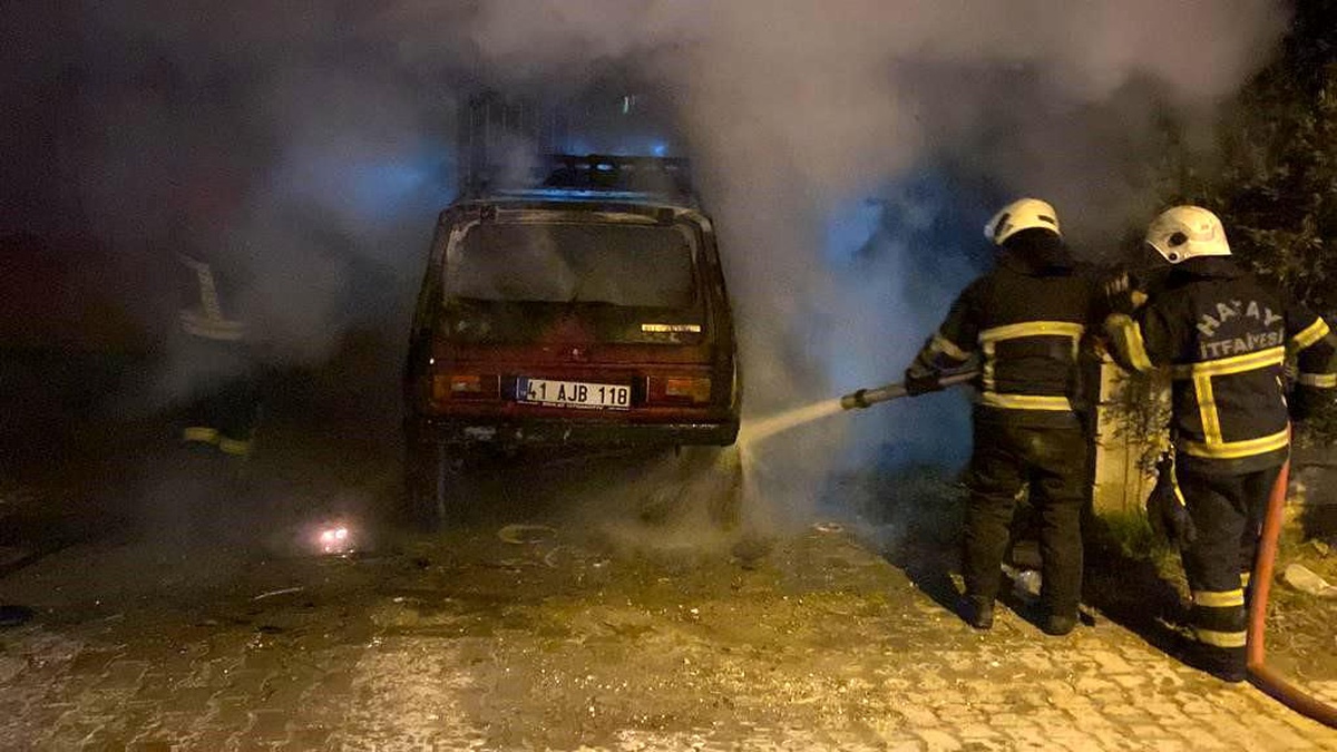 Hatay\'ın Defne ilçesinde park halindeki otomobil yanarak kullanılamaz hale geldi