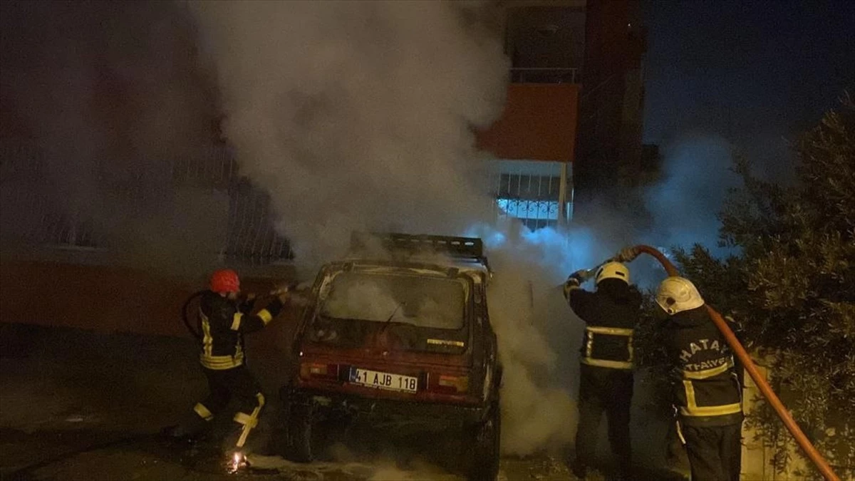 Hatay\'ın Defne ilçesinde park halindeki otomobilde yangın çıktı