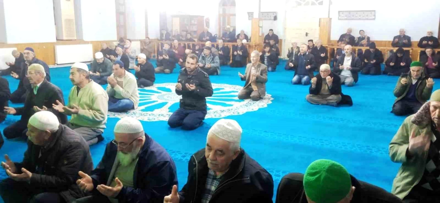Hisarcık İlçe Müftülüğü, şehitler ve Filistinliler için dua etmek üzere ailelerin katıldığı sabah namazı buluşması düzenledi