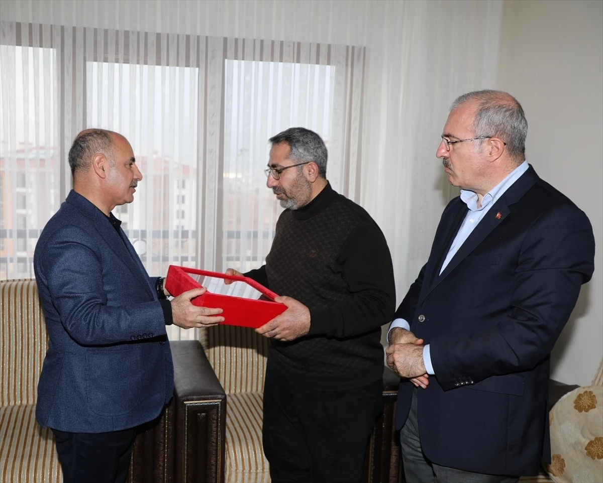 İçişleri Bakan Yardımcısı Mehmet Aktaş, şehit Piyade Sözleşmeli Er Kemal Aslan\'ın ailesini ziyaret etti