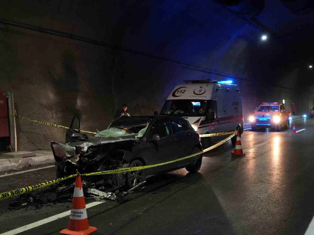 Ilgaz 15 Temmuz İstiklal Tüneli\'nde feci kaza: Tıra arkadan çarparak hurdaya dönen otomobilin sürücüsü öldü