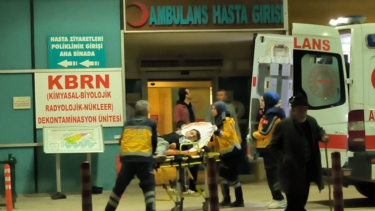 İnegöl\'de şarampole devrilen araçta 3 kişi yaralandı