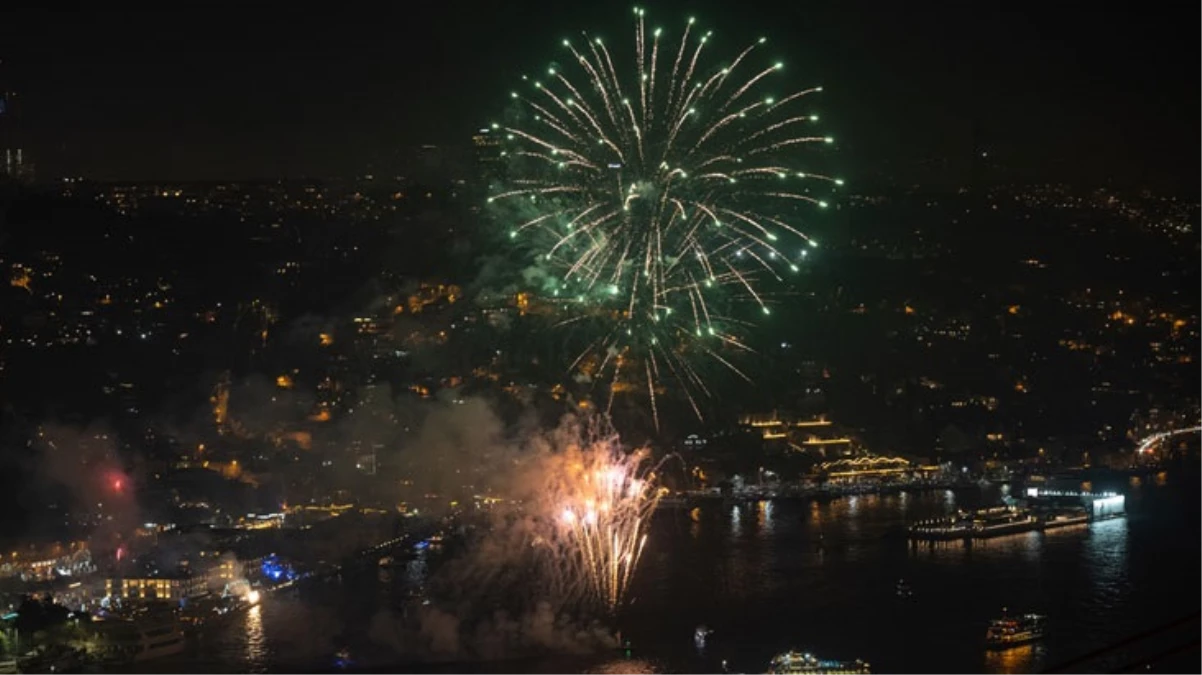 İstanbul Boğazı\'nda yeni yıl coşkusu! Havai fişek gösterisi nefesleri kesti