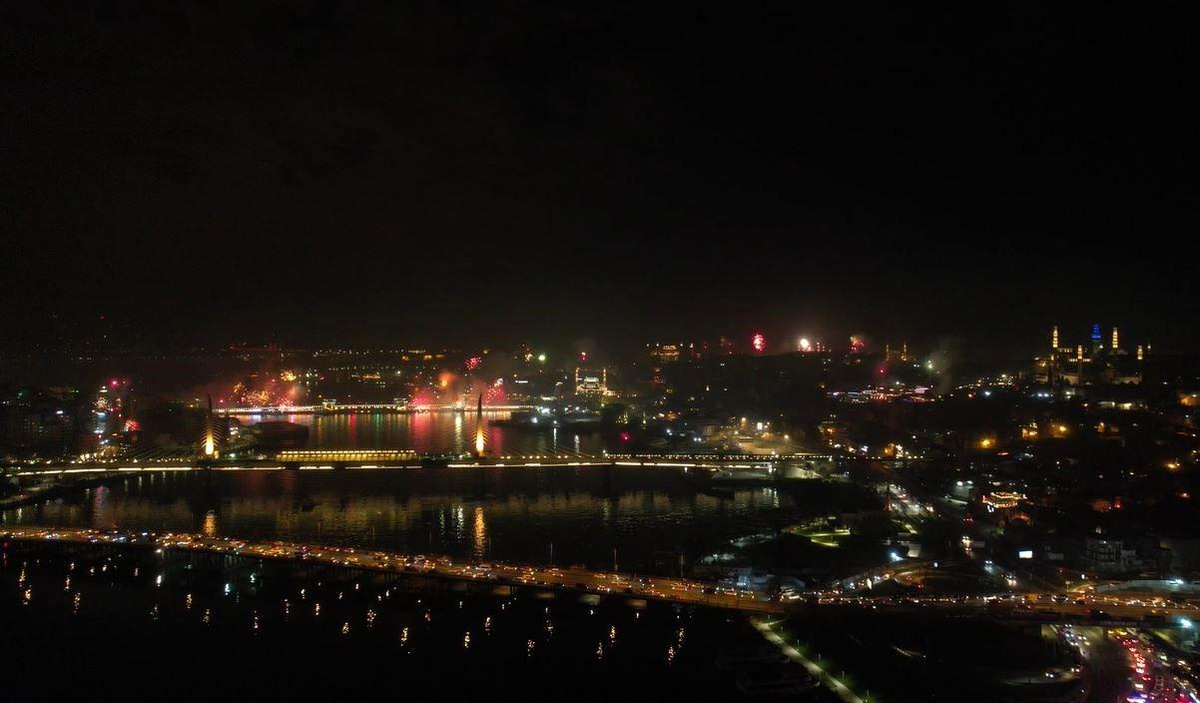 İstanbul\'da Yeni Yıl Kutlamaları Dron İle Görüntülendi
