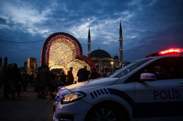 İstanbul'da binlerce kişi yeni yılı kutlamak için Taksim'e akın etti