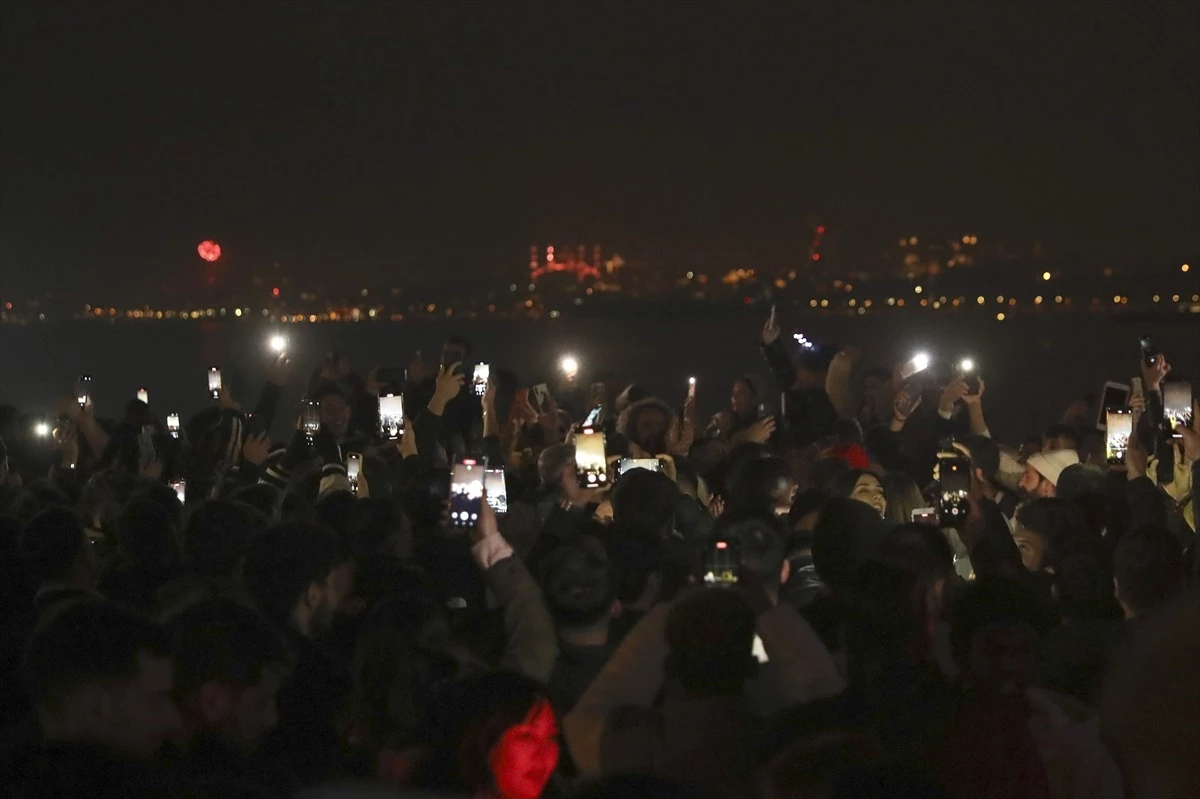 İstanbul\'da Binlerce Kişi Yeni Yıla Coşkuyla Girdi