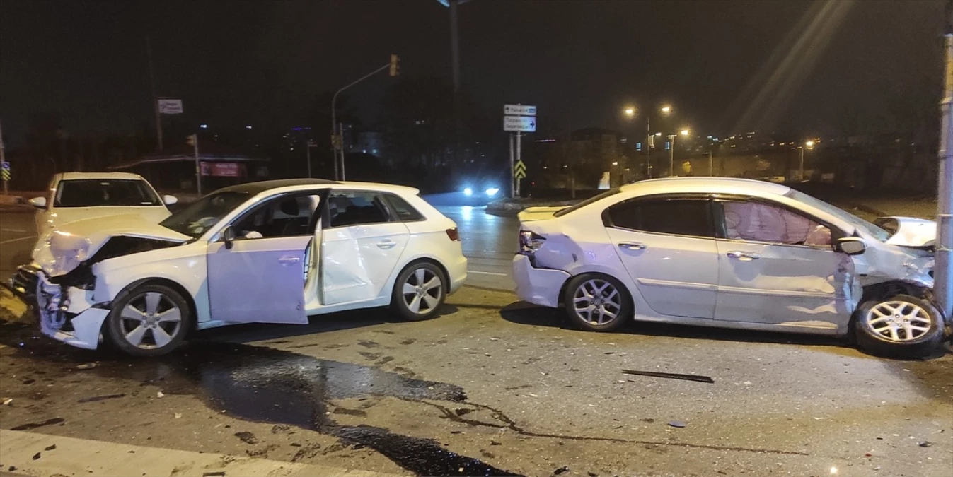 İstanbul Kartal\'da trafik kazası: Sürücüler yara almadan kurtuldu