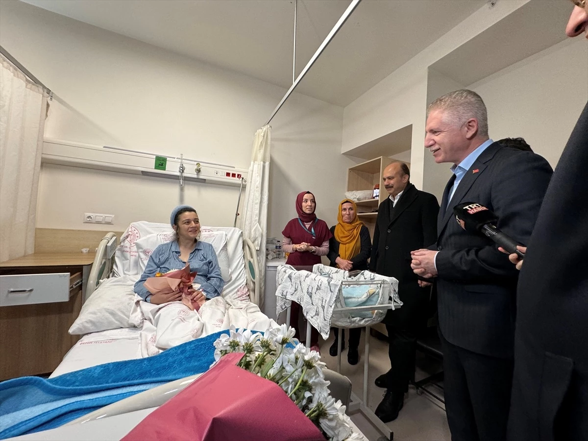 İstanbul Valisi Davut Gül, Prof. Dr. Cemil Taşcıoğlu Şehir Hastanesi\'nde yeni yıl ziyaretleri gerçekleştirdi