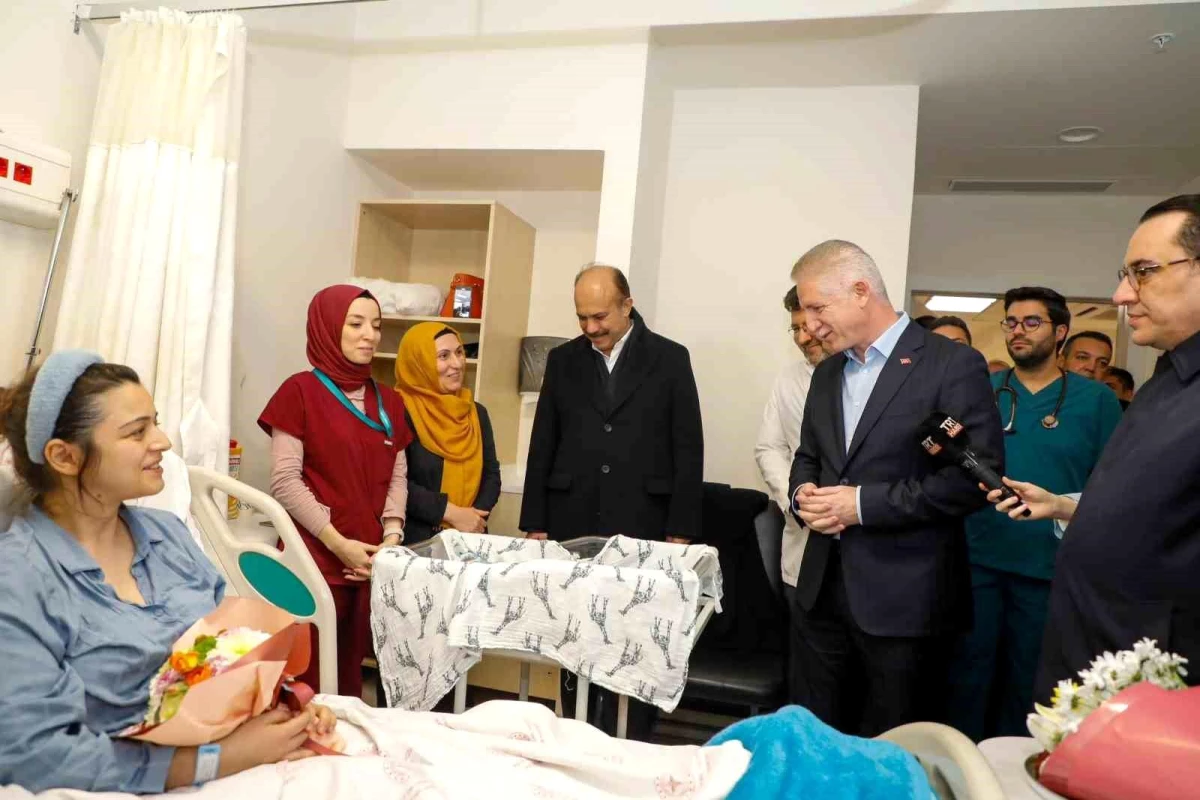 İstanbul Valisi Davut Gül, yeni yılın ilk dakikalarında doğan Kaan bebeği ziyaret etti