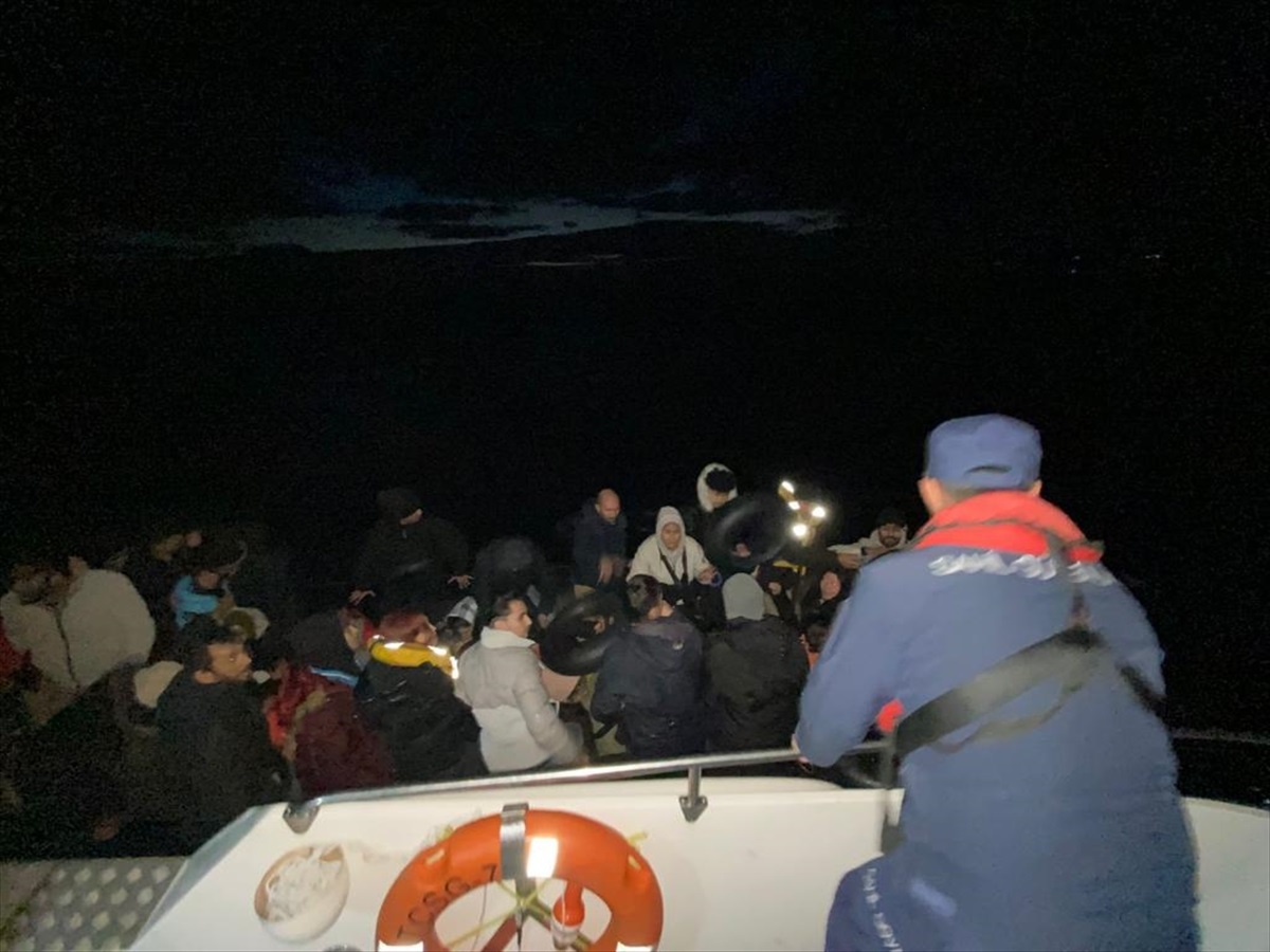İzmir açıklarında 87 düzensiz göçmen yakalandı, 47 düzensiz göçmen karaya çıkarıldı