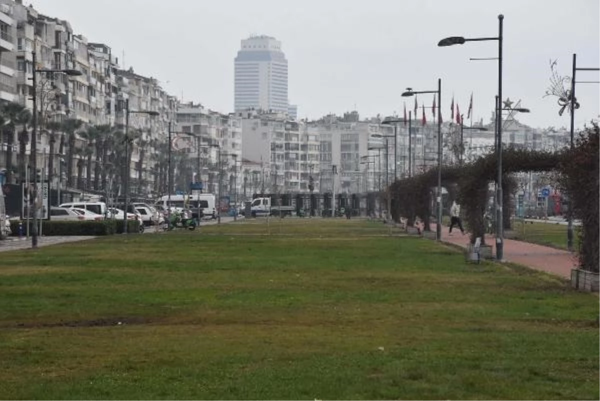İzmir\'de 2024 yılının ilk gününde cadde ve sokaklar boş kaldı