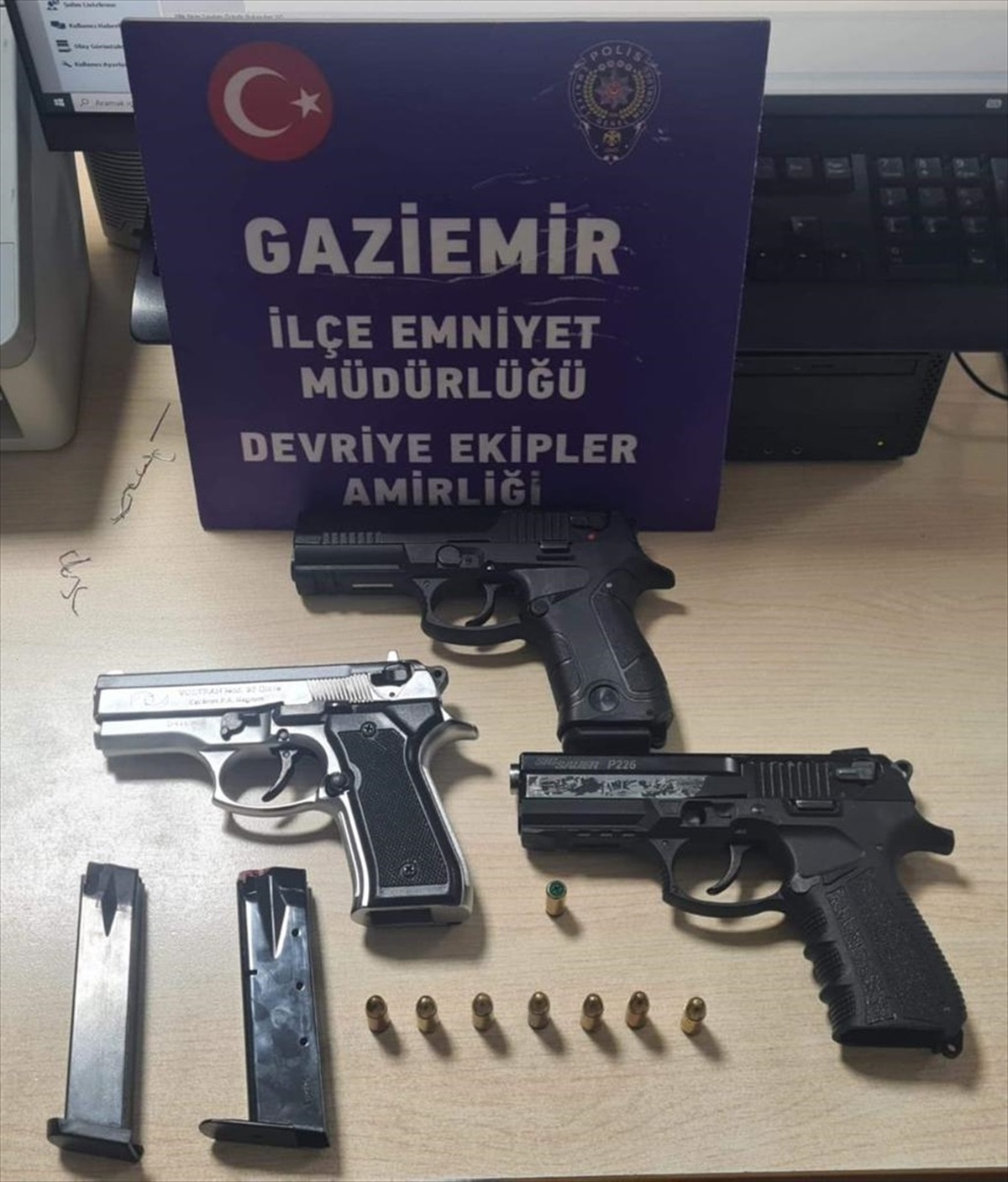 İzmir\'de yılbaşı denetimlerinde havaya ateş açan 14 şüpheli gözaltına alındı