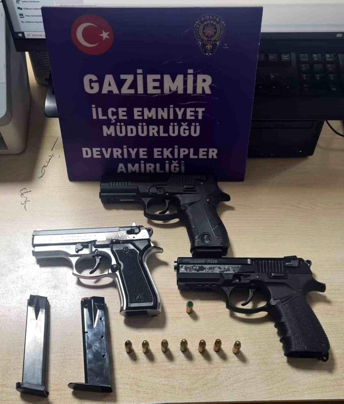 İzmir\'de yılbaşı kutlamalarında havaya ateş açan magandalar yakalandı