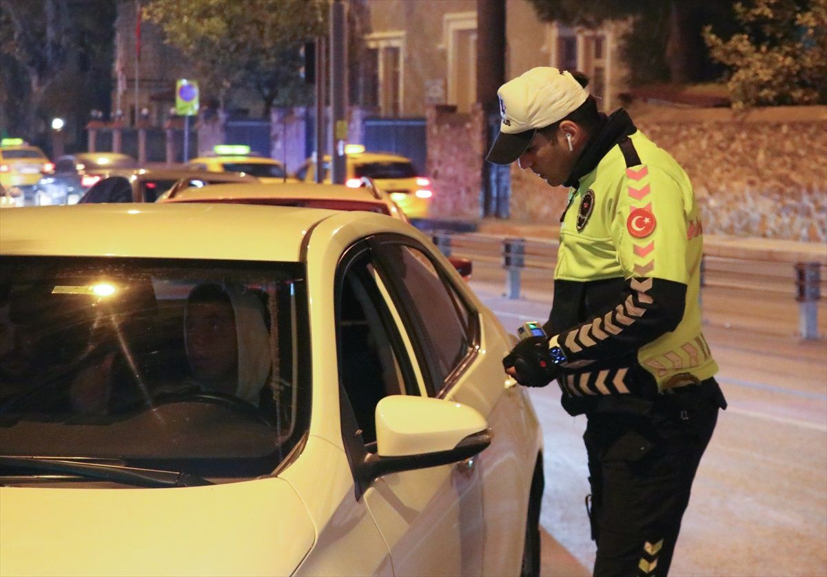 İzmir\'de Yılbaşı Tedbirleri: Polis Ekipleri Denetimlerde Bulundu