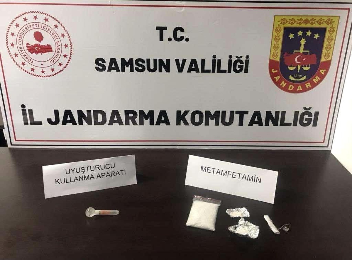 Samsun\'da Jandarma, Uyuşturucu ile Yakalanan Şüpheliyi Gözaltına Aldı