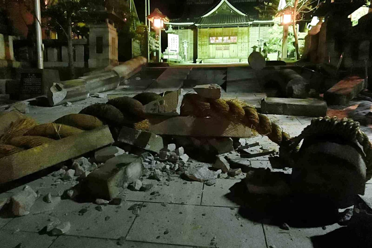 Japonya\'da meydana gelen 7.6 büyüklüğündeki depremde 2 kişi hayatını kaybetti, 50\'den fazla ev yıkıldı