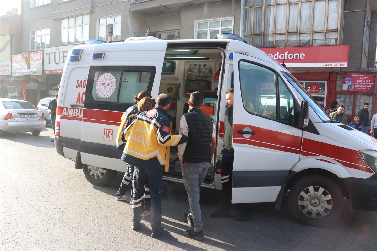 Kayseri\'de silahlı saldırı: 2\'si yoldan geçen, 4 çocuk yaralandı