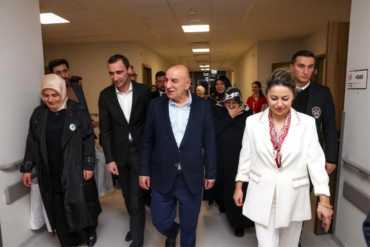 Ankara Keçiören Belediye Başkanı, Etlik Şehir Hastanesi\'nde yeni yılın ilk bebeklerini ziyaret etti