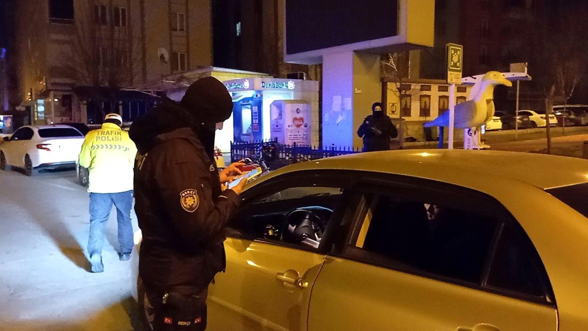 Çorum\'da uygulama noktasında yakalanan şahısın üstünden kesici alet ve sentetik ecza ele geçirildi