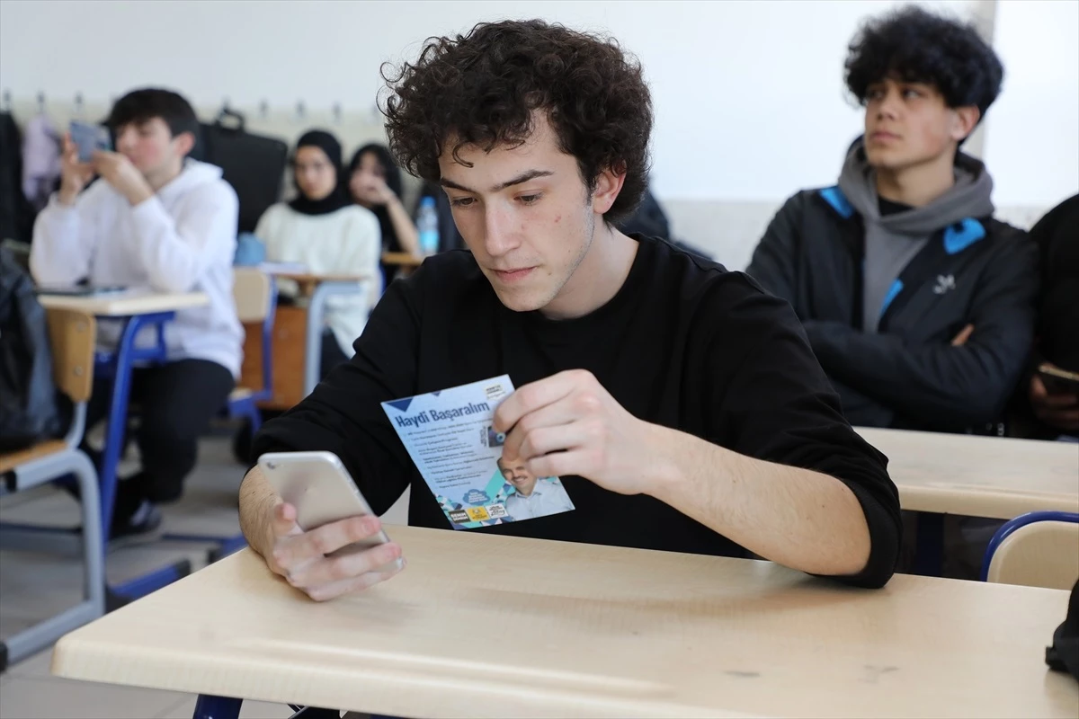 Konya Büyükşehir Belediyesi, YKS\'ye hazırlanan öğrencilere dijital eğitim desteği sağlıyor