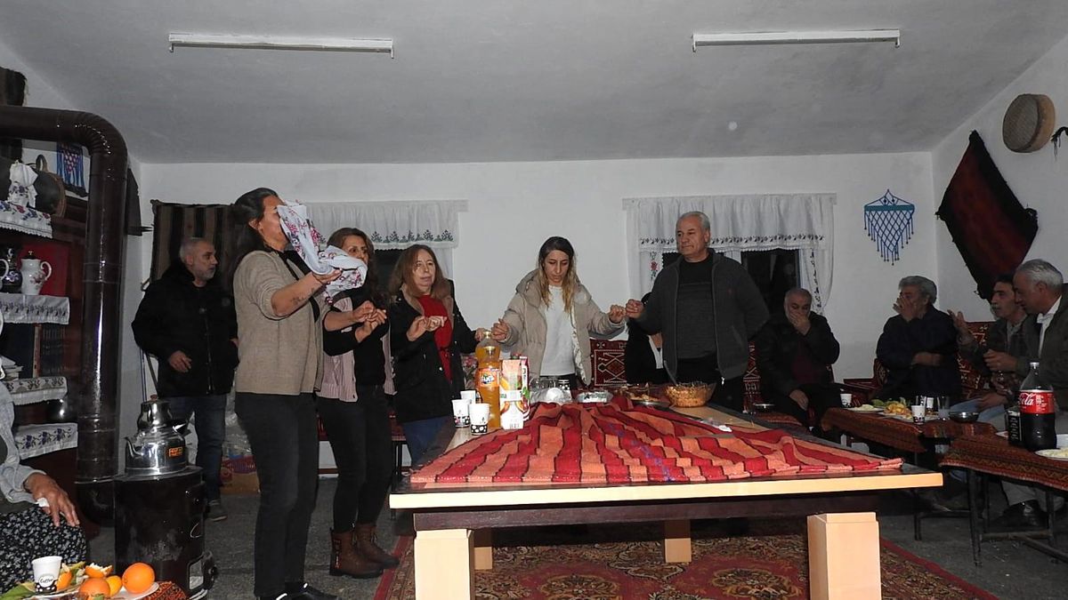 Erzincan\'da köy evinde toplanan vatandaşlar 2024 yılına halay çekerek birlik ve beraberlik mesajlarıyla girdiler