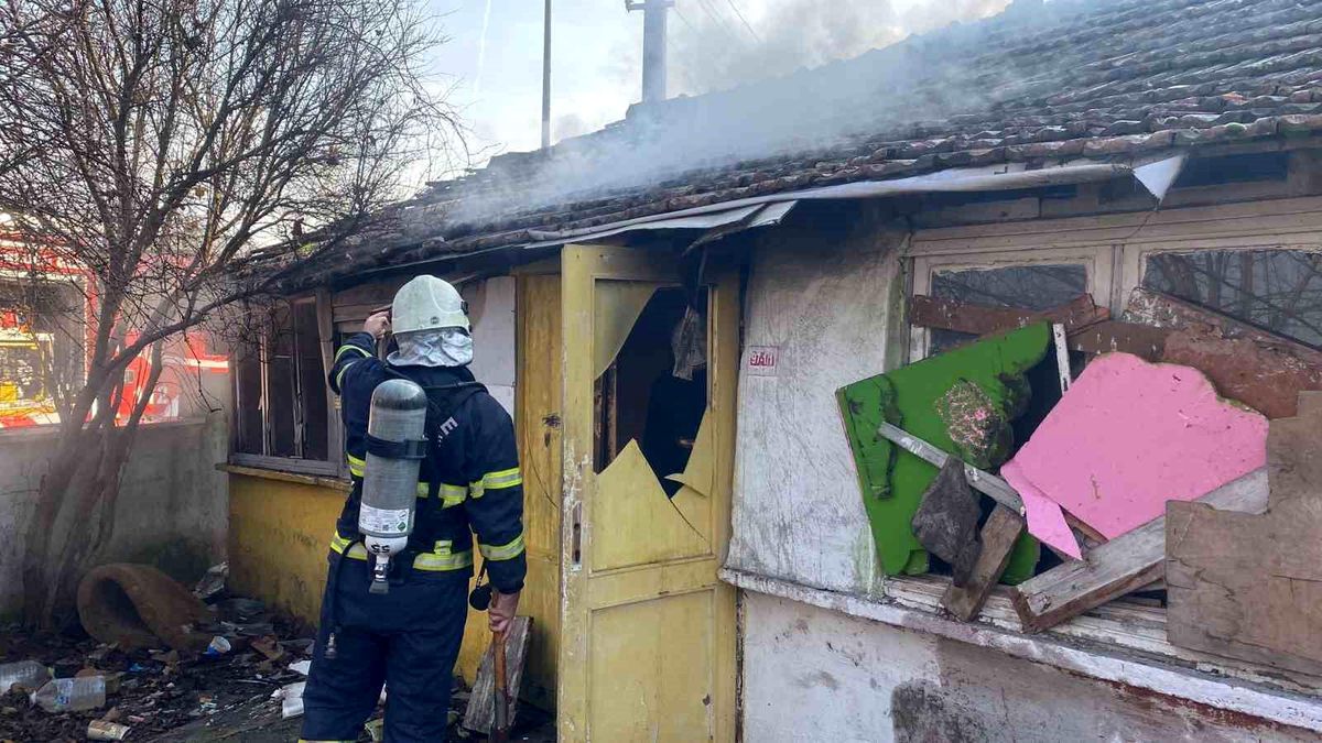 Düzce\'de kullanılmayan evden yükselen dumanlar itfaiye ve polisi harekete geçirdi
