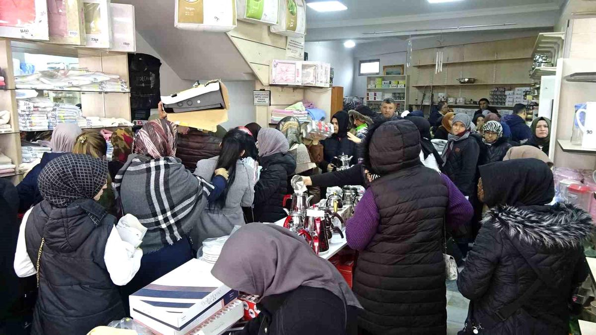 Kütahya\'da İndirim İzdihamı
