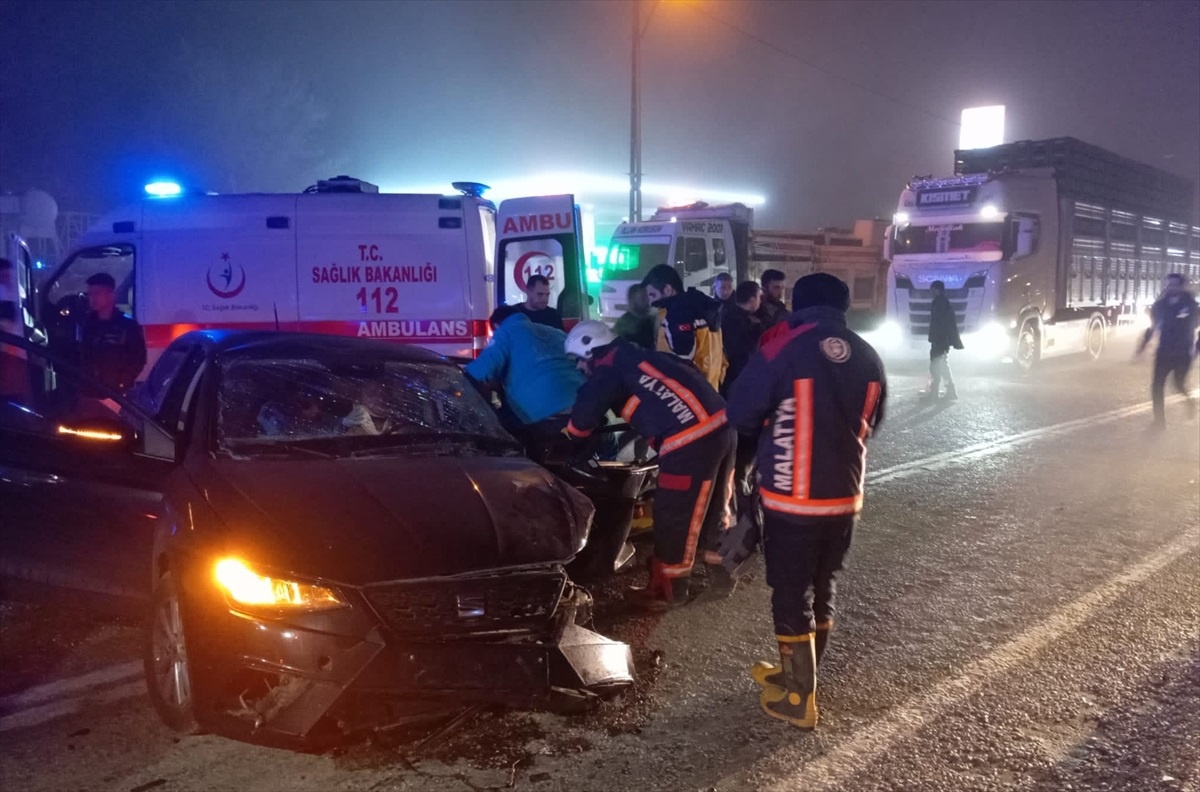 Malatya\'da Otomobil Çarpışması: 1 Ölü, 5 Yaralı