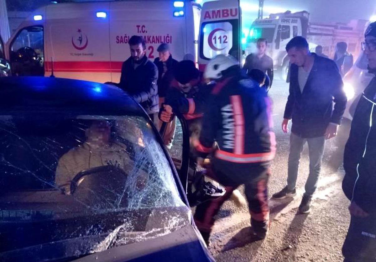 Malatya\'da 2 otomobil çarpıştı: 1 ölü, 5 yaralı