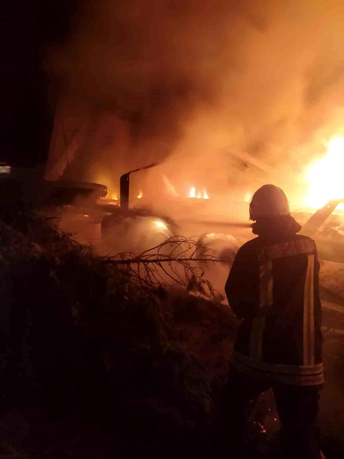 Tarsus\'ta Refüje Çıkan Tır Yanarak Kullanılamaz Hale Geldi