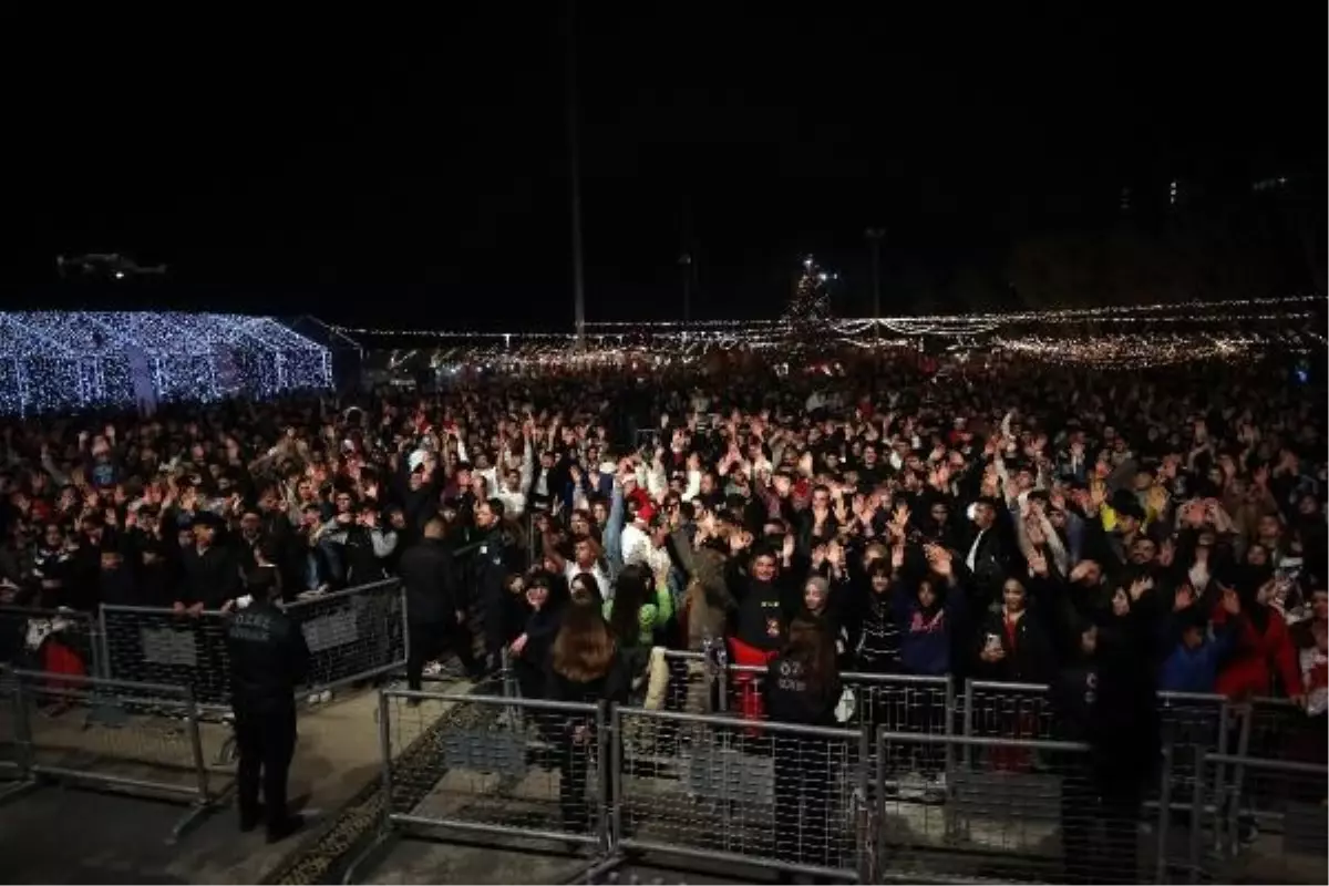 Mersin'de Binlerce Kişi Yeni Yılı Coşkuyla Karşıladı
