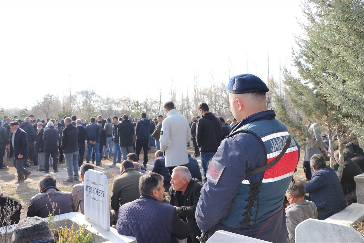 Niğde\'de silahlı kavgada ölenlerden biri toprağa verildi