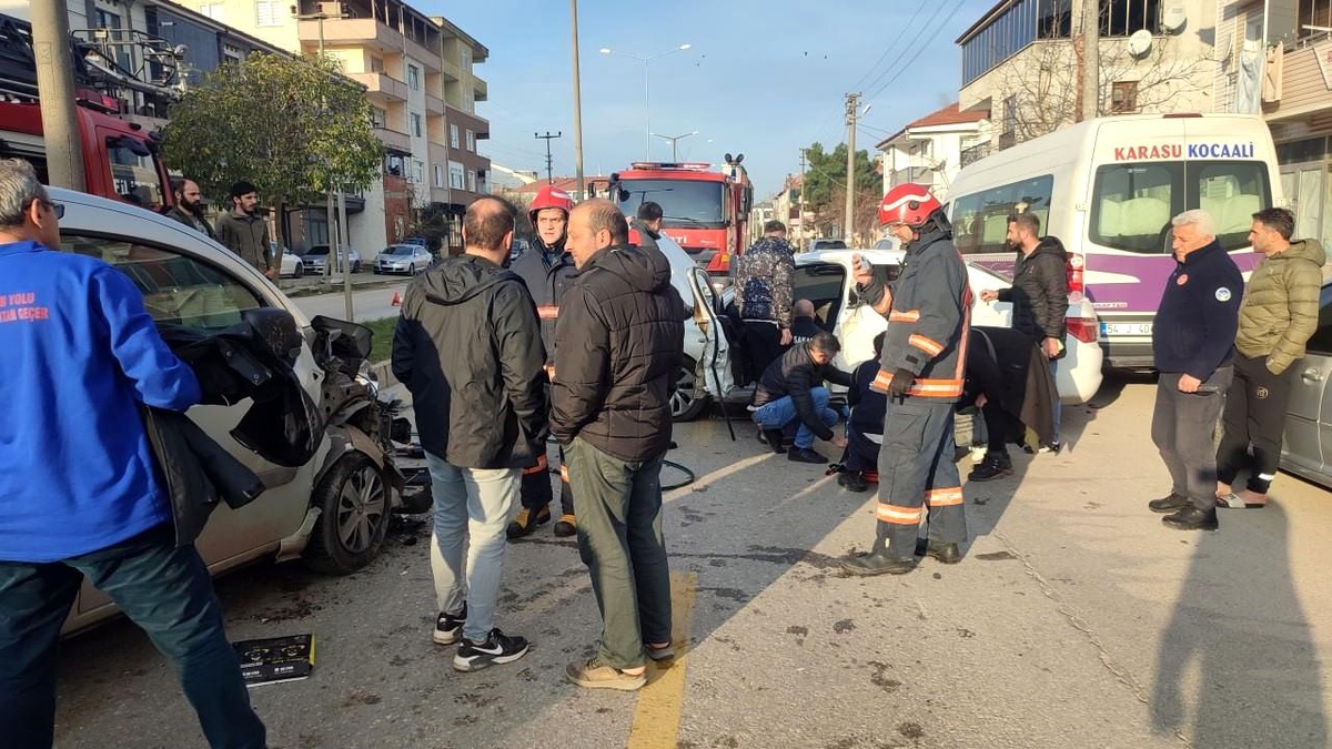 Sakarya Karasu\'da Trafik Kazası: Bir Kişi Yaralandı