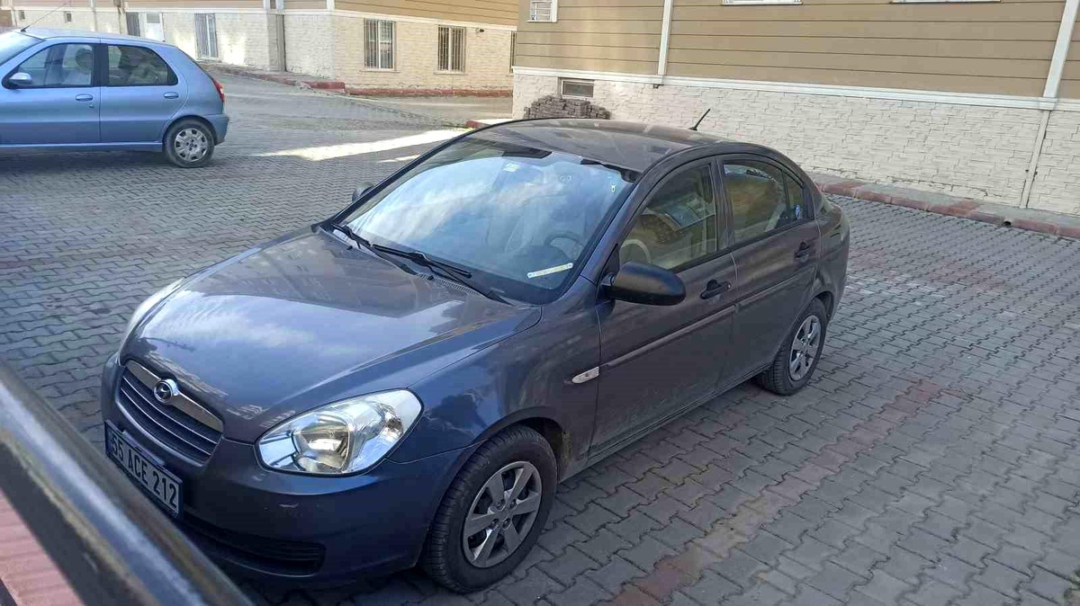 Samsun\'un Bafra ilçesinde park halindeki otomobilin camına yorgun mermi isabet etti