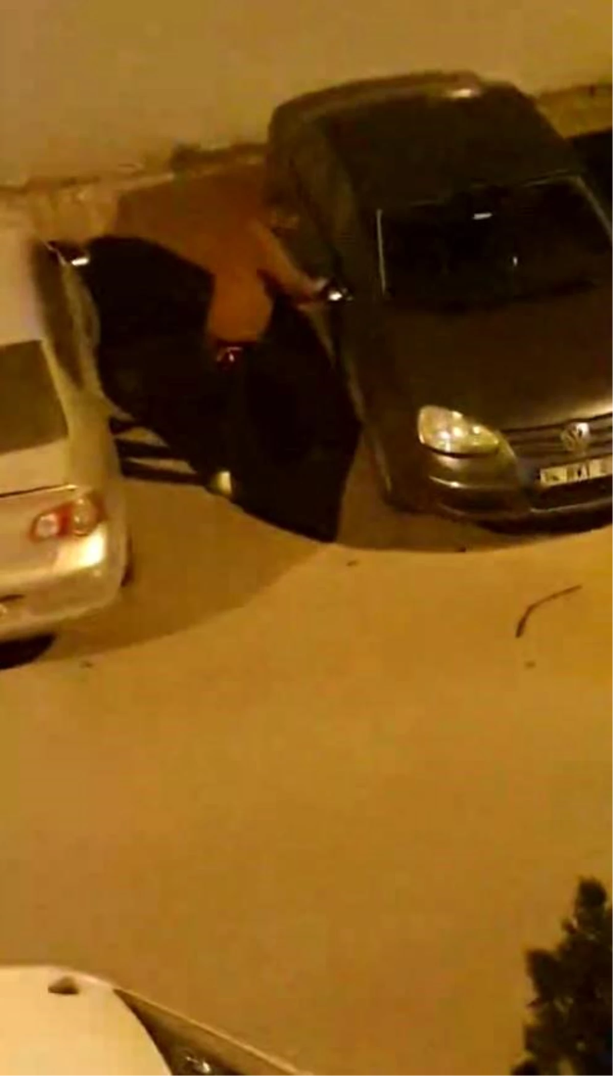 Antalya\'da Yılbaşı Gecesi Araçlarına Zarar Veren Şüpheli Vatandaşlar Tarafından Etkisiz Hale Getirildi