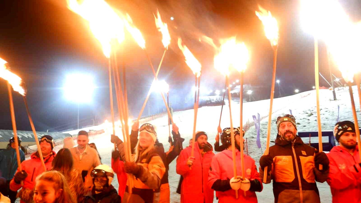 Erzurum Palandöken\'de Yeni Yıl Meşaleli Kayak Gösterisiyle Kutlandı
