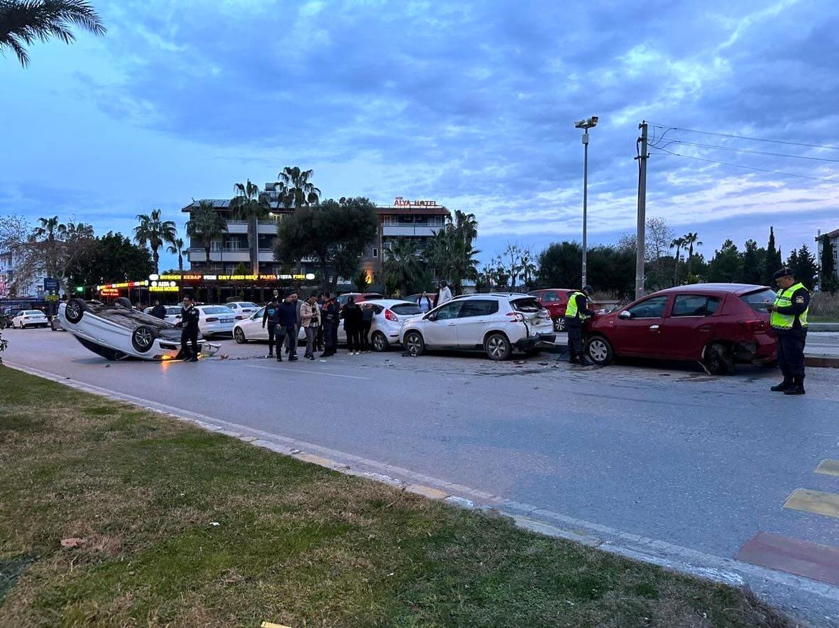 Manavgat\'ta park halindeki araçlara çarpan otomobil takla attı, sürücü kaçtı