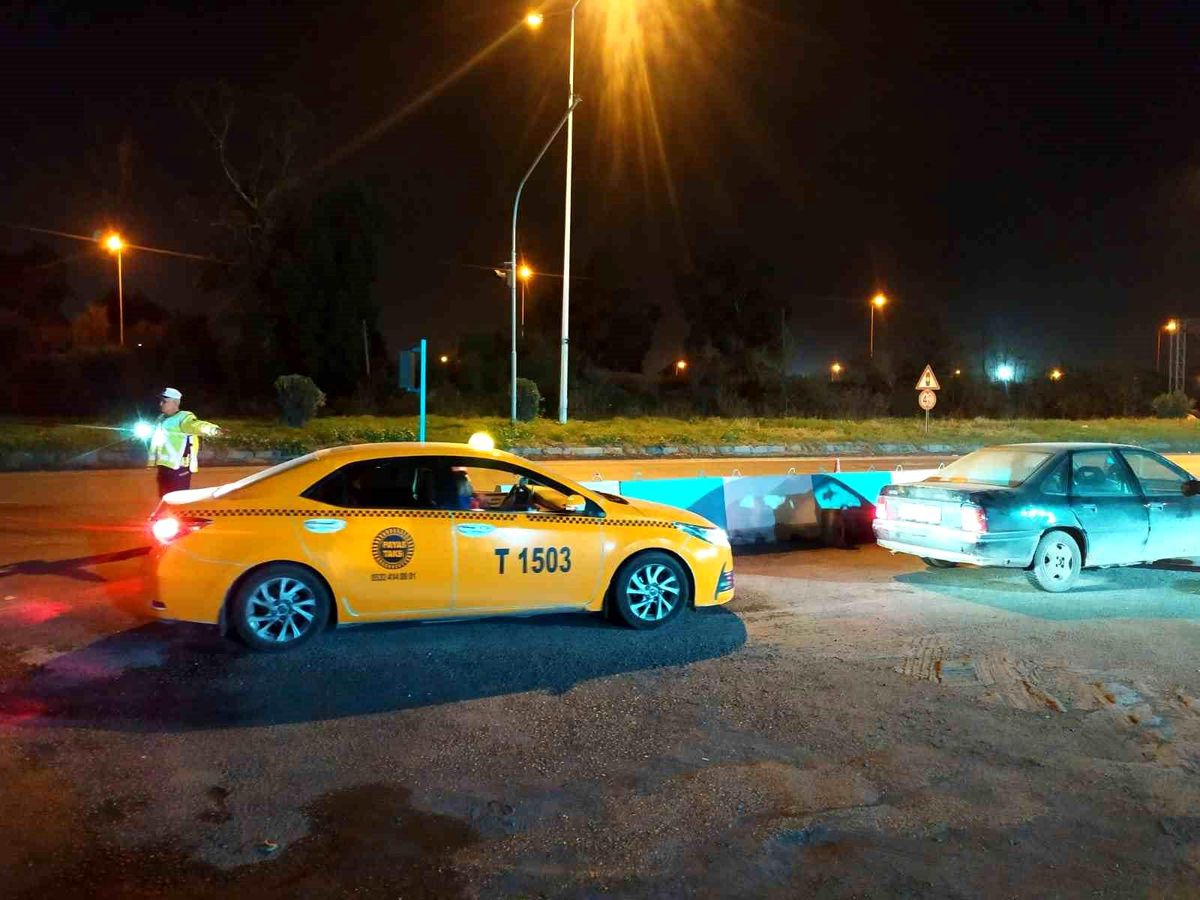 Hatay\'ın Payas ilçesinde polis ekipleri yıl başı gecesinde denetimlerini sürdürdü