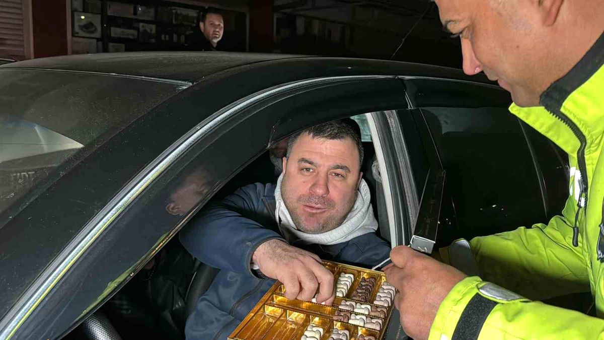 Düzce\'de polis ekipleri yılın ilk denetiminde sürücülere çikolata dağıttı
