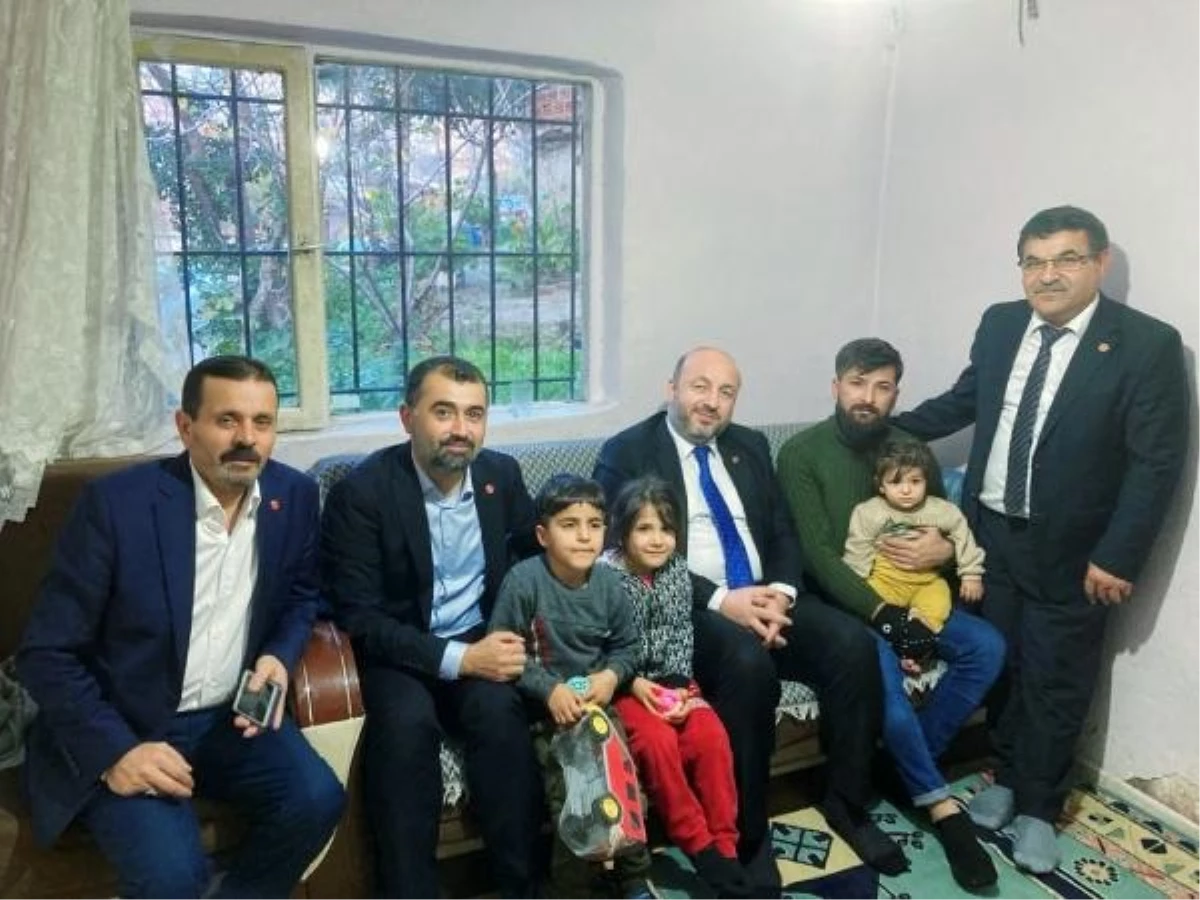 Saadet Partisi, intihar girişiminde bulunan bir babanın ailesini ziyaret etti