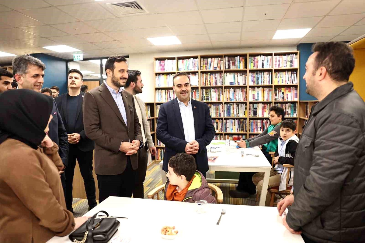 Sanayi ve Teknoloji Bakanı Mehmet Fatih Kacır, gençlerle birlikte yeni yıla girdi