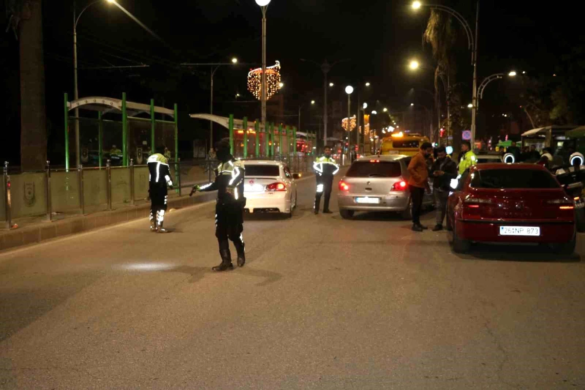 Şanlıurfa\'da Yılbaşı Denetimleri: 83 Kişi Gözaltına Alındı, Araç Sürücülerine Cezalar Kesildi