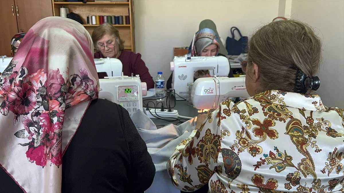 Kastamonu HEM\'de eğitim alan kadın kursiyerler, Gazze için ürün üretiyor