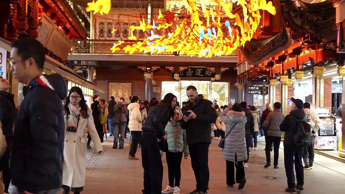 Shanghai\'daki Yuyuan Bahçesi\'nde fener gösterisi büyük ilgi çekti