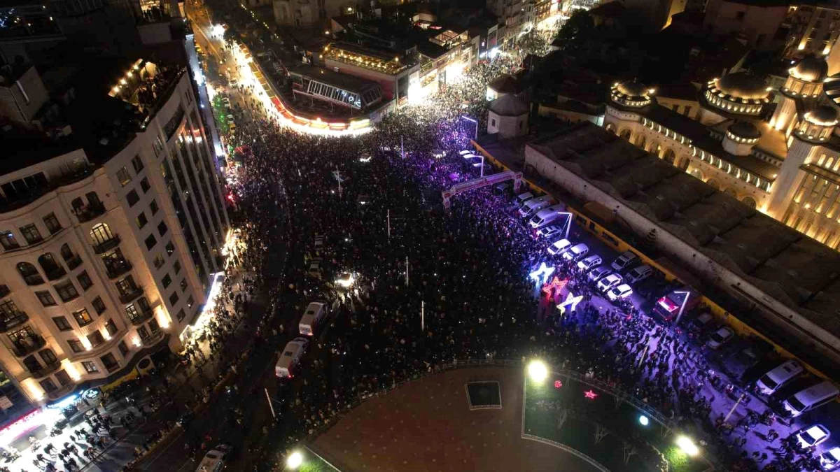 Taksim Meydanı ve İstiklal Caddesi\'nde Yeni Yıl Kutlamaları Dron ile Görüntülendi