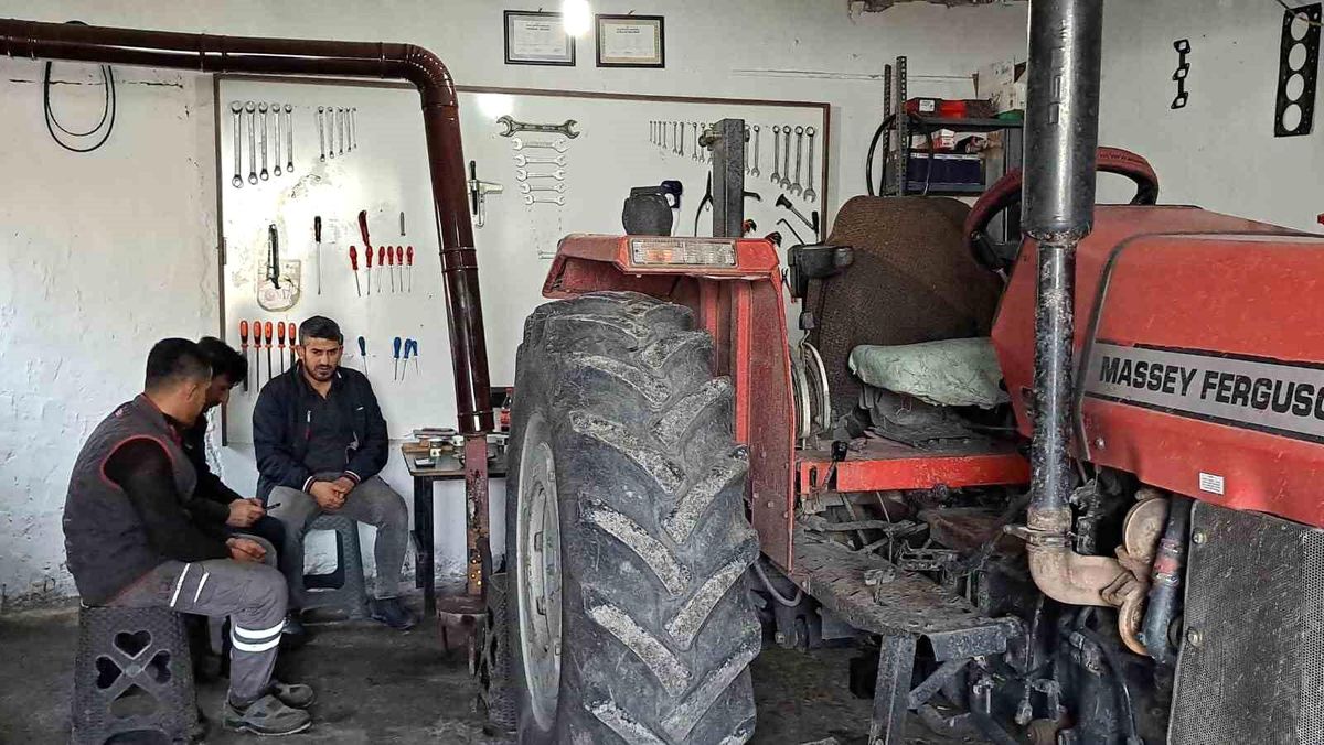 Bitlis Adilcevaz\'da çiftçiler traktör bakımına başladı